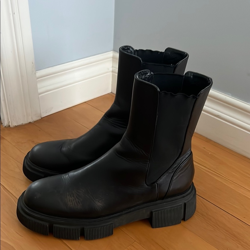 Black Chunku Boots